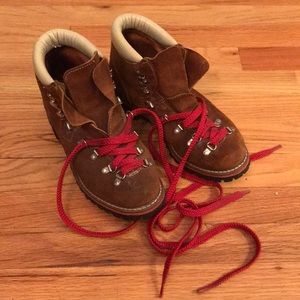 Vintage hiking boots red laces